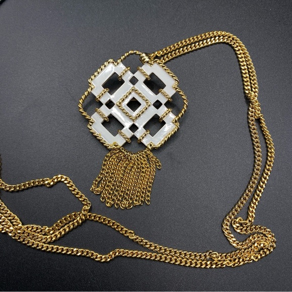 Vintage AVON White Enamel & Gold Tone Geometric Brooch Necklace On Long Chain - Picture 5 of 11